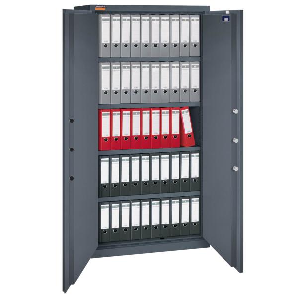 Graphitgrauer Aktenlagerschrank mit sichtbarer Türverriegelung. Innenraum mit vier Fachböden, zwei Reihen graue, eine Reihe rote und zwei Reihen schwarze Aktenordner. Das Produkt steht vor einem weißen Hintergrund.
